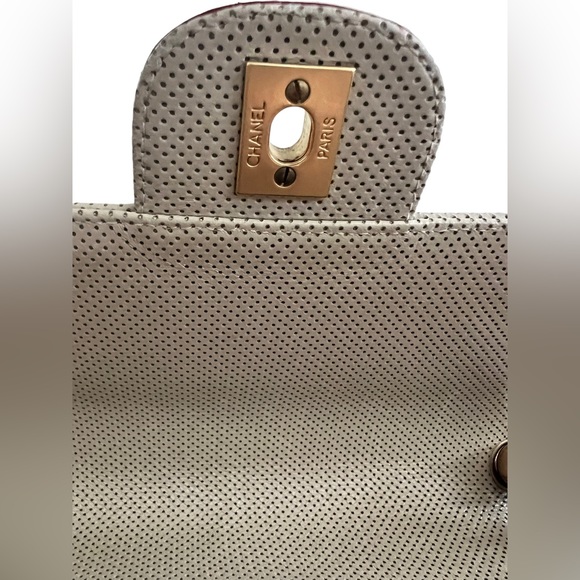 CHANEL Perforated Flap Bag Beige/Red 6 Series - Picture 13 of 17